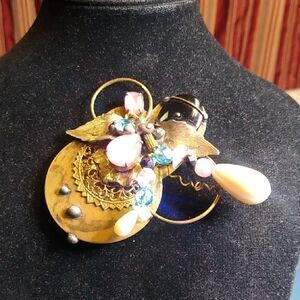 Elegant Artisan Gold Tone Metal and Pink Set Stones Brooch